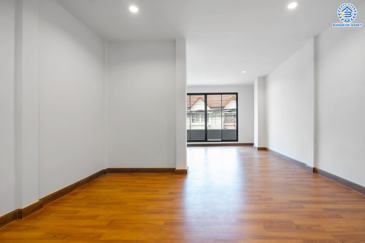 บ้านมือสองตกแต่งใหม่ ติด MRT "สถานีบางกระสอ" ม.นารีนคร รัตนาธิเบศร์ ตอบโจทย์ทุกการอยู่อาศัย ฟังก์ชั่น 2 ห้องนอนใหญ่ 2 ห้องน้ำ ต่อเติมครัวเคาน์เตอร์ และโรงจอดรถ บนทำเลดีที่สุด! ใกล้เซ็นทรัลรัตนาธิเบศร์ และจุดขึ้นทางด่วน "งามวงศ์วาน"